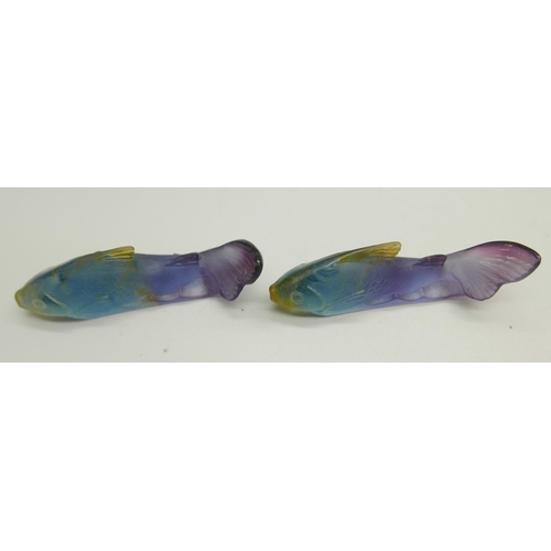 827 - A Lalique Paris blue glass duck and a Daum France pair of glass fish, one fish a/f (chipped)