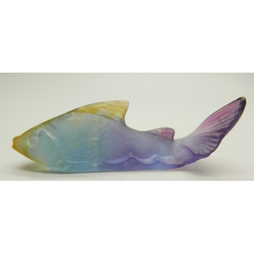 827 - A Lalique Paris blue glass duck and a Daum France pair of glass fish, one fish a/f (chipped)