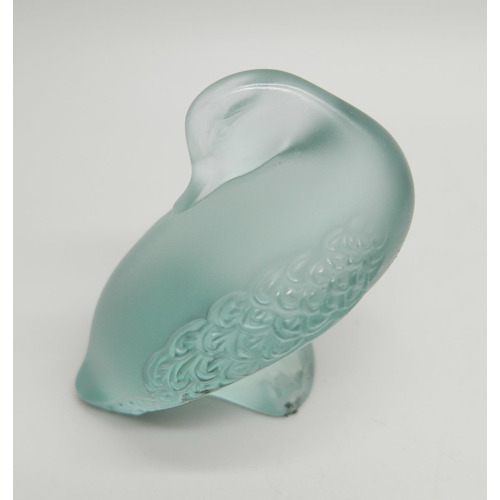 827 - A Lalique Paris blue glass duck and a Daum France pair of glass fish, one fish a/f (chipped)