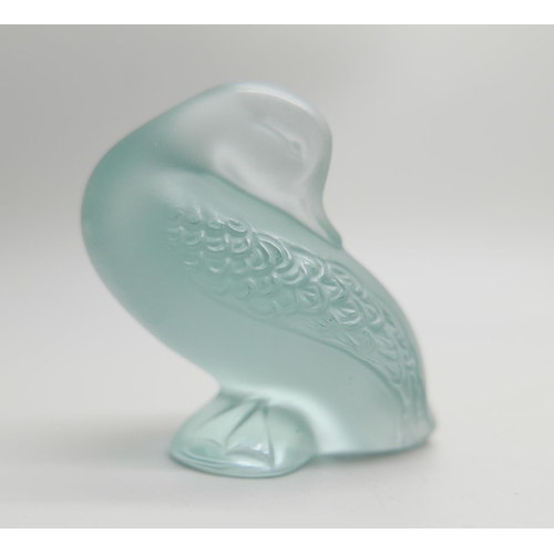 827 - A Lalique Paris blue glass duck and a Daum France pair of glass fish, one fish a/f (chipped)