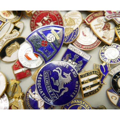 829 - A collection of vintage and later football club and supporters club badges, approximately 70