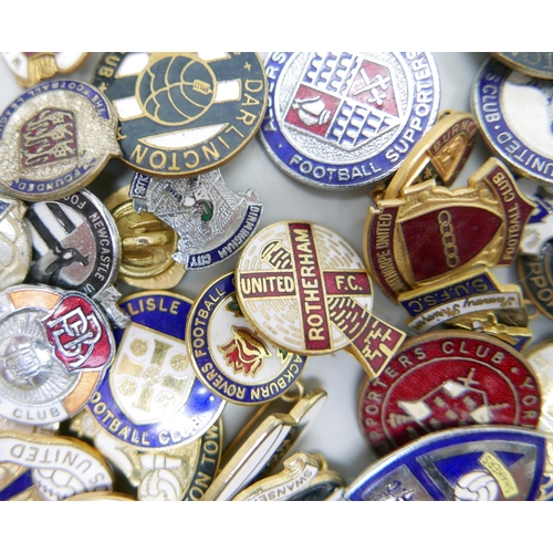 829 - A collection of vintage and later football club and supporters club badges, approximately 70