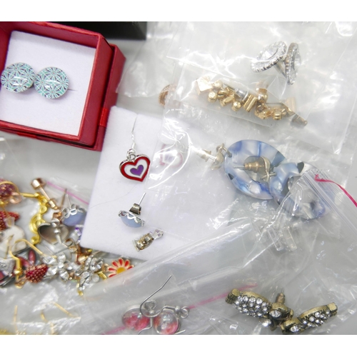 830 - Thirty-five pairs of costume earrings