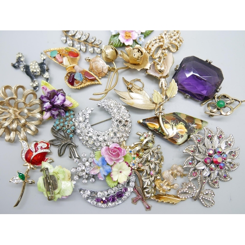 835 - Twenty-eight costume brooches including Sarah Coventry, Aynsley, etc.