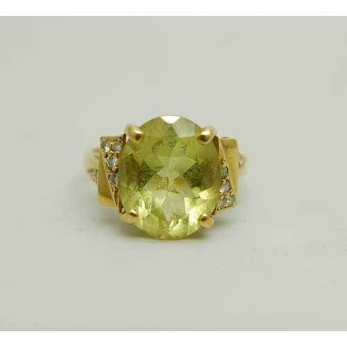 902 - An 18ct gold ring set with a green stone and diamonds, 4.4g, M