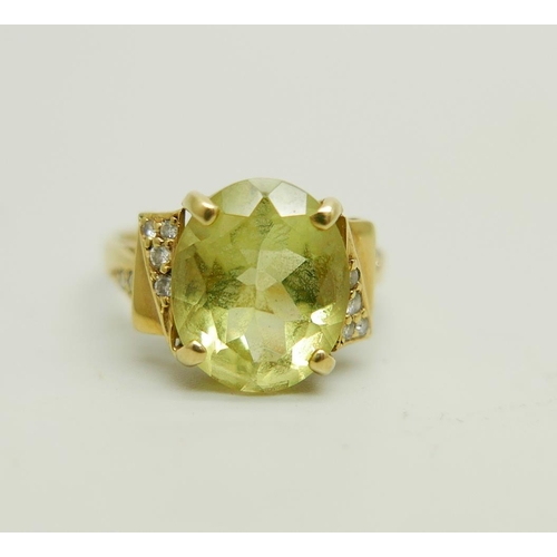 902 - An 18ct gold ring set with a green stone and diamonds, 4.4g, M
