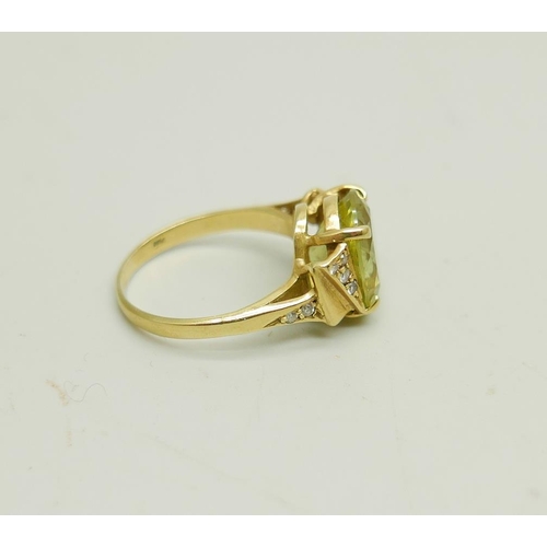 902 - An 18ct gold ring set with a green stone and diamonds, 4.4g, M