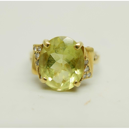 902 - An 18ct gold ring set with a green stone and diamonds, 4.4g, M