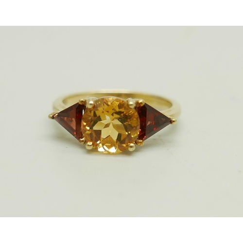 911 - A 9ct gold, citrine and garnet ring, 2.5g, N
