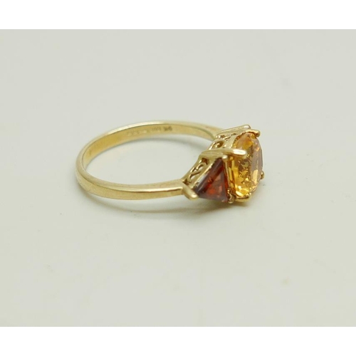 911 - A 9ct gold, citrine and garnet ring, 2.5g, N