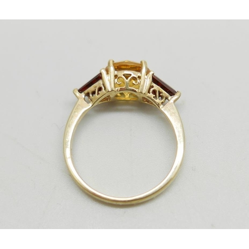 911 - A 9ct gold, citrine and garnet ring, 2.5g, N