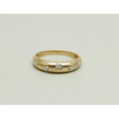 928 - A 9ct gold, five stone diamond ring, 2g, P