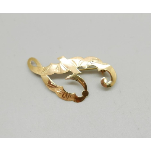 935 - An 18ct gold brooch stamped 750, 4.3cm, 2.3g