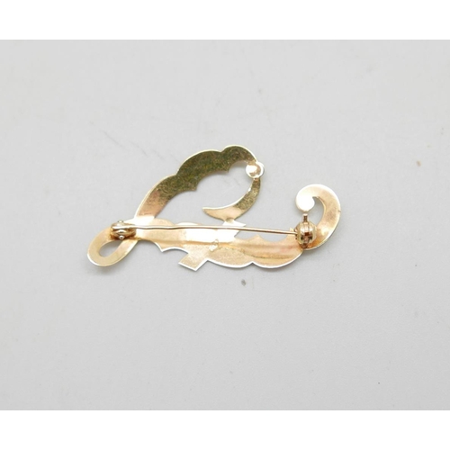 935 - An 18ct gold brooch stamped 750, 4.3cm, 2.3g