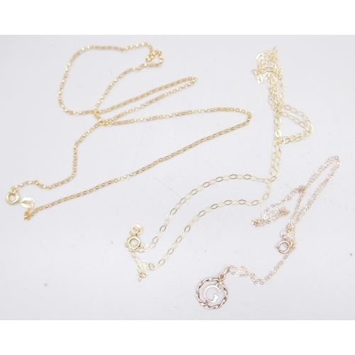 936 - Three 9ct gold chains and a 'G' pendant, 3g