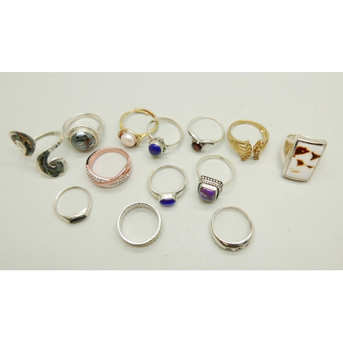 945 - Thirteen silver rings, 51g