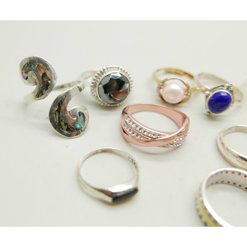 945 - Thirteen silver rings, 51g