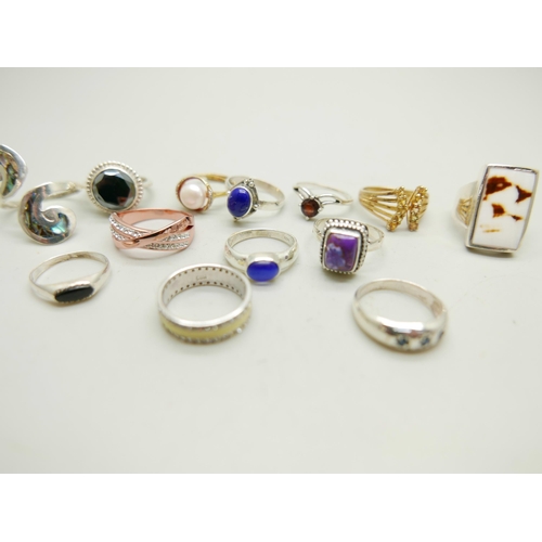 945 - Thirteen silver rings, 51g