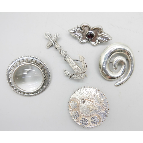 959 - Three silver brooches and two white metal brooches, all test as silver, one pin a/f, 39g