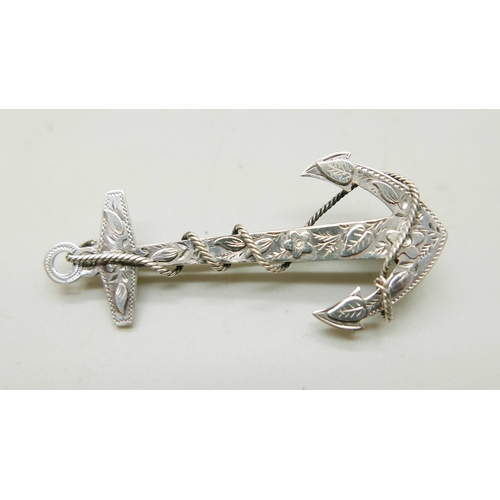 959 - Three silver brooches and two white metal brooches, all test as silver, one pin a/f, 39g