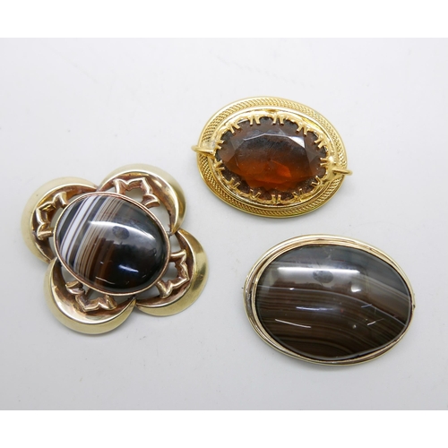 960 - Two Victorian agate brooches and a yellow stone set brooch, largest 5cm