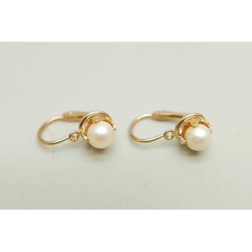 990 - A pair of UnoAerre 18ct gold earrings set with pearls, 2.2g