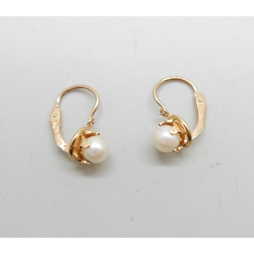 990 - A pair of UnoAerre 18ct gold earrings set with pearls, 2.2g