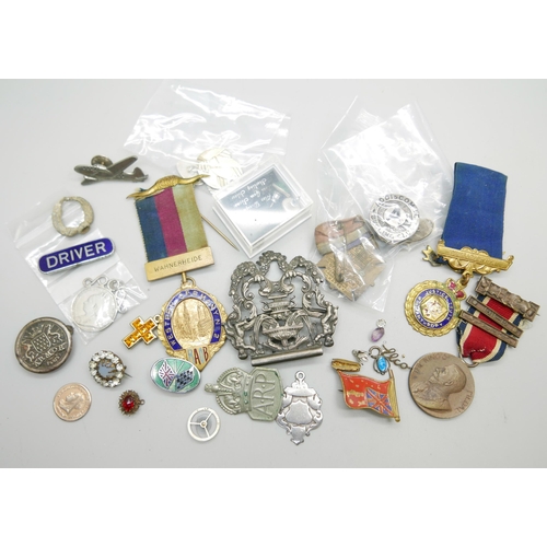 996 - A collection of assorted items including Masonic, a pair of silver cufflinks, a silver fob and a sil... 