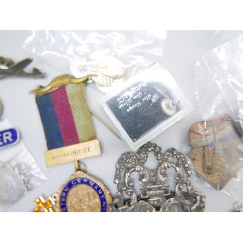 996 - A collection of assorted items including Masonic, a pair of silver cufflinks, a silver fob and a sil... 