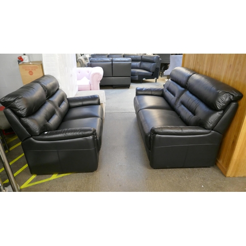 1473 - A three seater leather sofa and two seater leather sofa