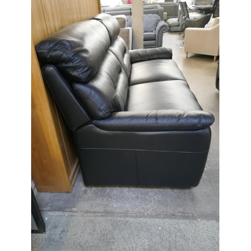 1473 - A three seater leather sofa and two seater leather sofa