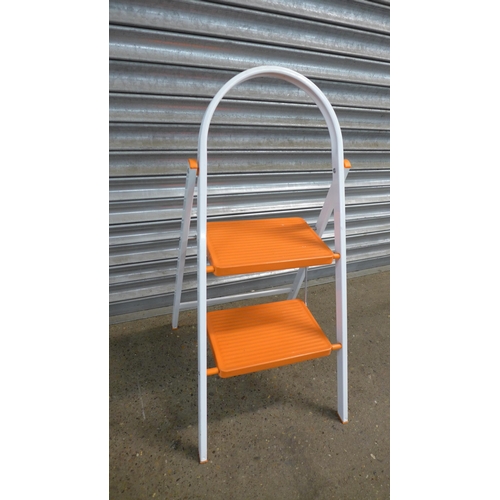 2201 - A set of 4 rung metal safety steps with handrail, an aluminium 4 rung step ladder and a set of metal... 