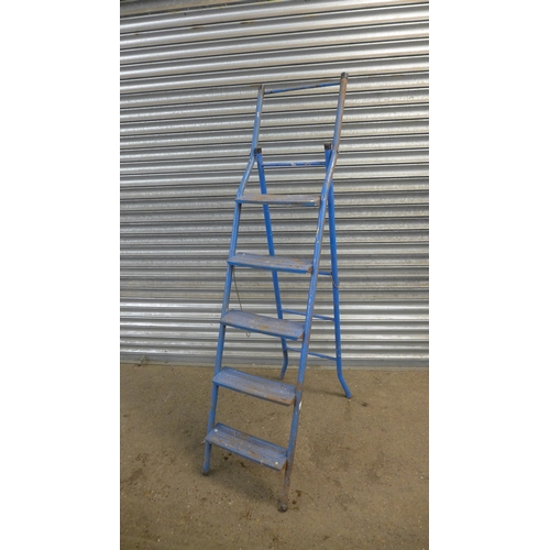 2204 - A metal 5 rung step ladder, an aluminium 6 rung step ladder and a set of metal 2 rung safety steps