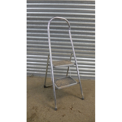 2204 - A metal 5 rung step ladder, an aluminium 6 rung step ladder and a set of metal 2 rung safety steps