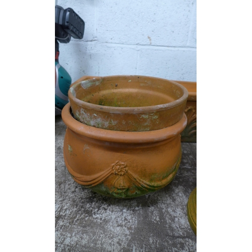 2218 - A selection of assorted terracotta planters