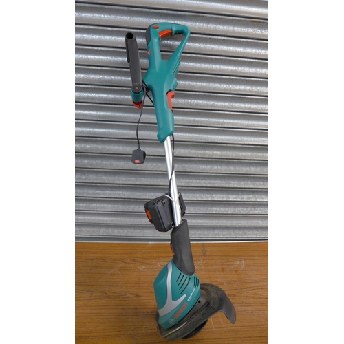 2219 - A Bosch universal grass cut 18-260 18v cordless grass strimmer with 18v battery and charger