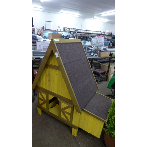 2261 - A yellow painted chicken coop - boxed