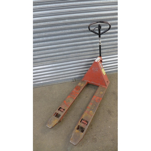 2271 - A 2000kg pallet truck -W