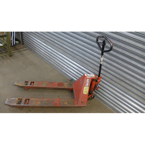 2271 - A 2000kg pallet truck -W