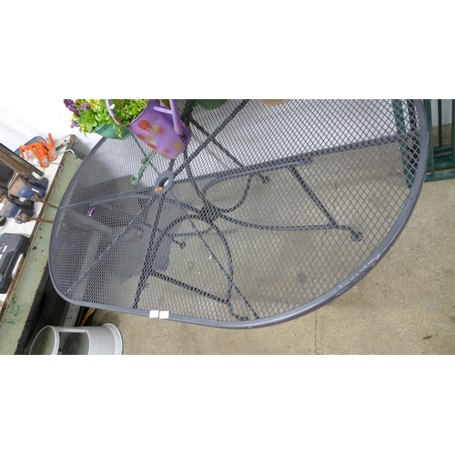 2281 - An oval garden table with metal top and legs - 170cm x 100cm