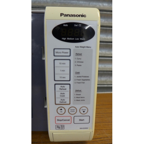 2333 - A Panasonic NN-E255W 800w microwave