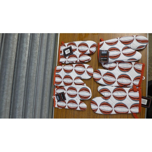 2345 - A large quantity of patterned kitchen/oven gloves and 30 x 46cm St. George Cross car flags