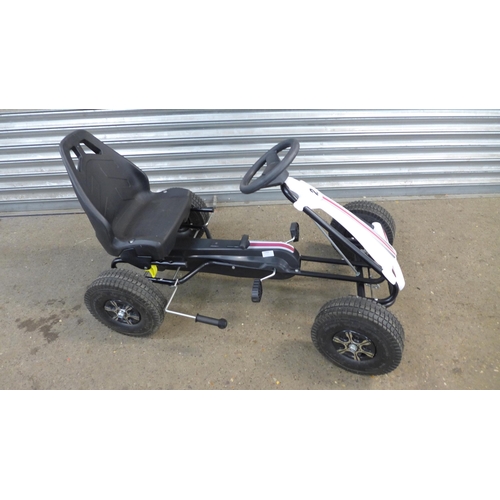 2364 - A 4 wheeled pedal Go-Kart