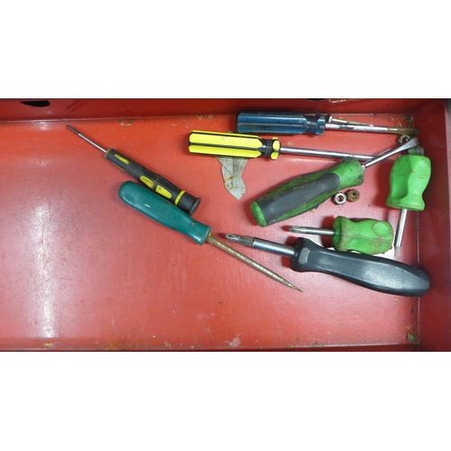 2014 - A Clarke red metal tool box with assorted tools including hammers, sockets, screwdrivers, etc.