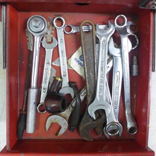 2014 - A Clarke red metal tool box with assorted tools including hammers, sockets, screwdrivers, etc.