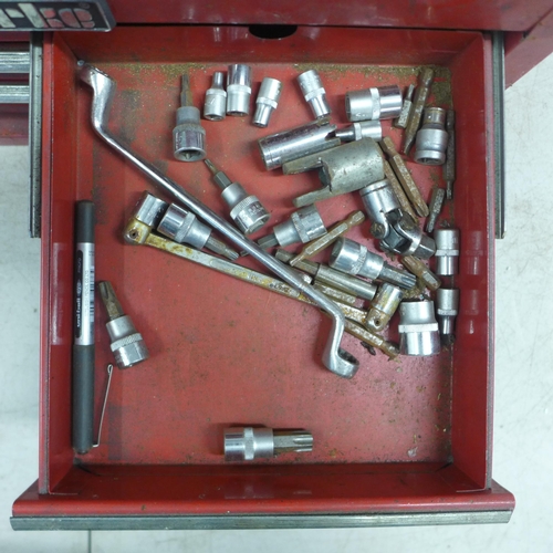 2014 - A Clarke red metal tool box with assorted tools including hammers, sockets, screwdrivers, etc.