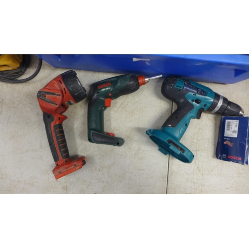 2023 - A box of assorted hand and power tools - Dewalt DW411 sander, Makita 3707F, Milwaukee V2BL and Milwa... 