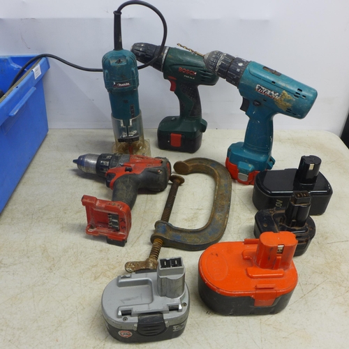 2023 - A box of assorted hand and power tools - Dewalt DW411 sander, Makita 3707F, Milwaukee V2BL and Milwa... 