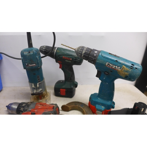 2023 - A box of assorted hand and power tools - Dewalt DW411 sander, Makita 3707F, Milwaukee V2BL and Milwa... 