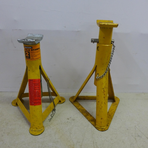 2025 - 2 pairs of Axle stands - Halfords 2 ton